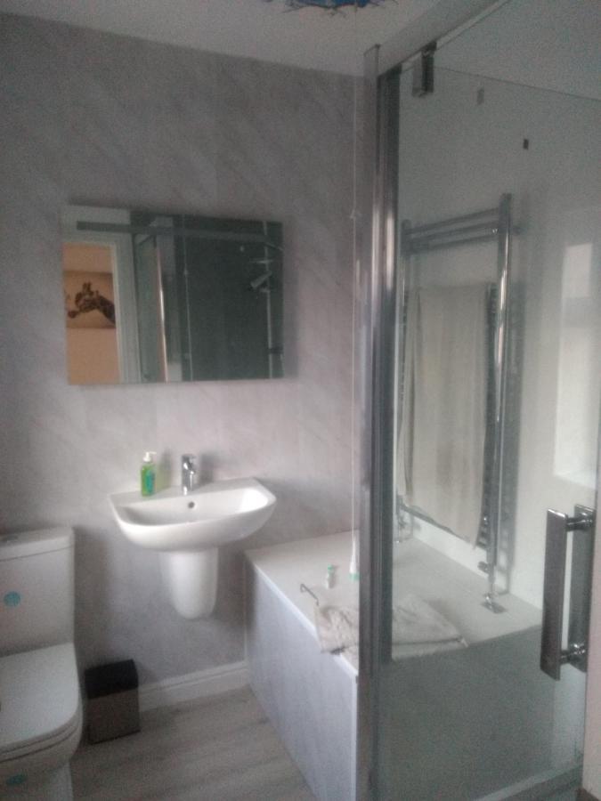 Cheltenham - 3 Bedroom, Parking, Disneyplus Zewnętrze zdjęcie