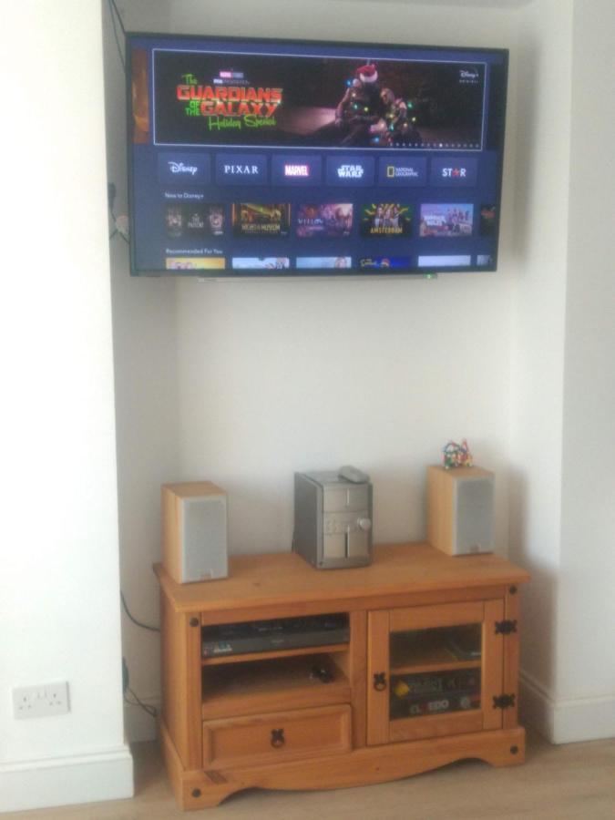 Cheltenham - 3 Bedroom, Parking, Disneyplus Zewnętrze zdjęcie